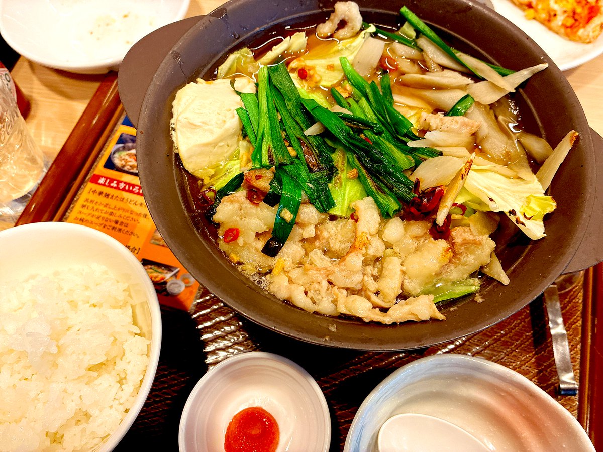 ガストのもつ鍋が評判と聴いて食べにきた。確かに美味い!
まぁもつ鍋自体何年振りかに食べたので優劣とかわからないけど。ファミレスで一人分を気軽に食べられるのはありがたい。 