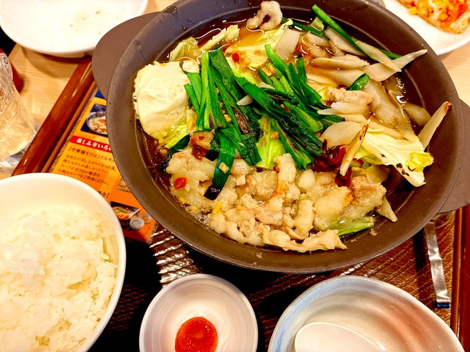 ガストのもつ鍋が評判と聴いて食べにきた。確かに美味い!
まぁもつ鍋自体何年振りかに食べたので優劣とかわからないけど。ファミレスで一人分を気軽に食べられるのはありがたい。 