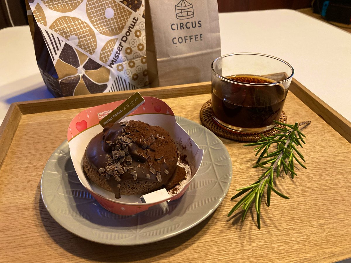 jun8787xxx's tweet photo. おウチタイムのお供は #ミスド と #ゴディバ コラボレーションドーナツ🍩
レンジで一瞬温めてクリームとろりが美味しい🤤
コーヒーは京都北山 #サーカスコーヒー さん季節のブレンド「冬はつとめて」
ビターな味わいがチョコにぴったりなんだなぁ https://t.co/spuxLJycNQ