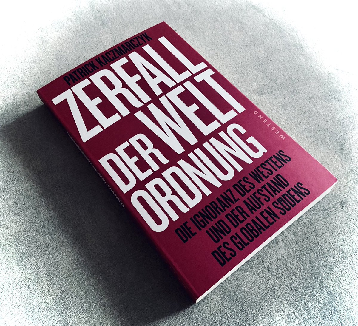 NurderK's tweet image. #Werbung 

Dieses Buch sollte Pflichtlektüre sein: „Zerfall der Weltordnung“ von @pat_kaczmarczyk. Wer verstehen will, warum der globale Süden die Spielregeln nicht mehr akzeptiert, kommt daran nicht vorbei.

Solche Experten gehören viel öfter in Talkshows – statt Verblödung gäbe