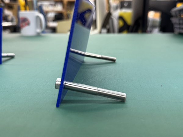 bestatw's tweet photo. 金属商の卓上ネームスタンドの作成　伊丹電材株式会社　様

伊丹電材株式会社様より、卓上の金属商のネームスタンドをご注文いただきました。
事例はコチラ：https://t.co/JL1aI8pZ6t https://t.co/sHp16bdlJs
