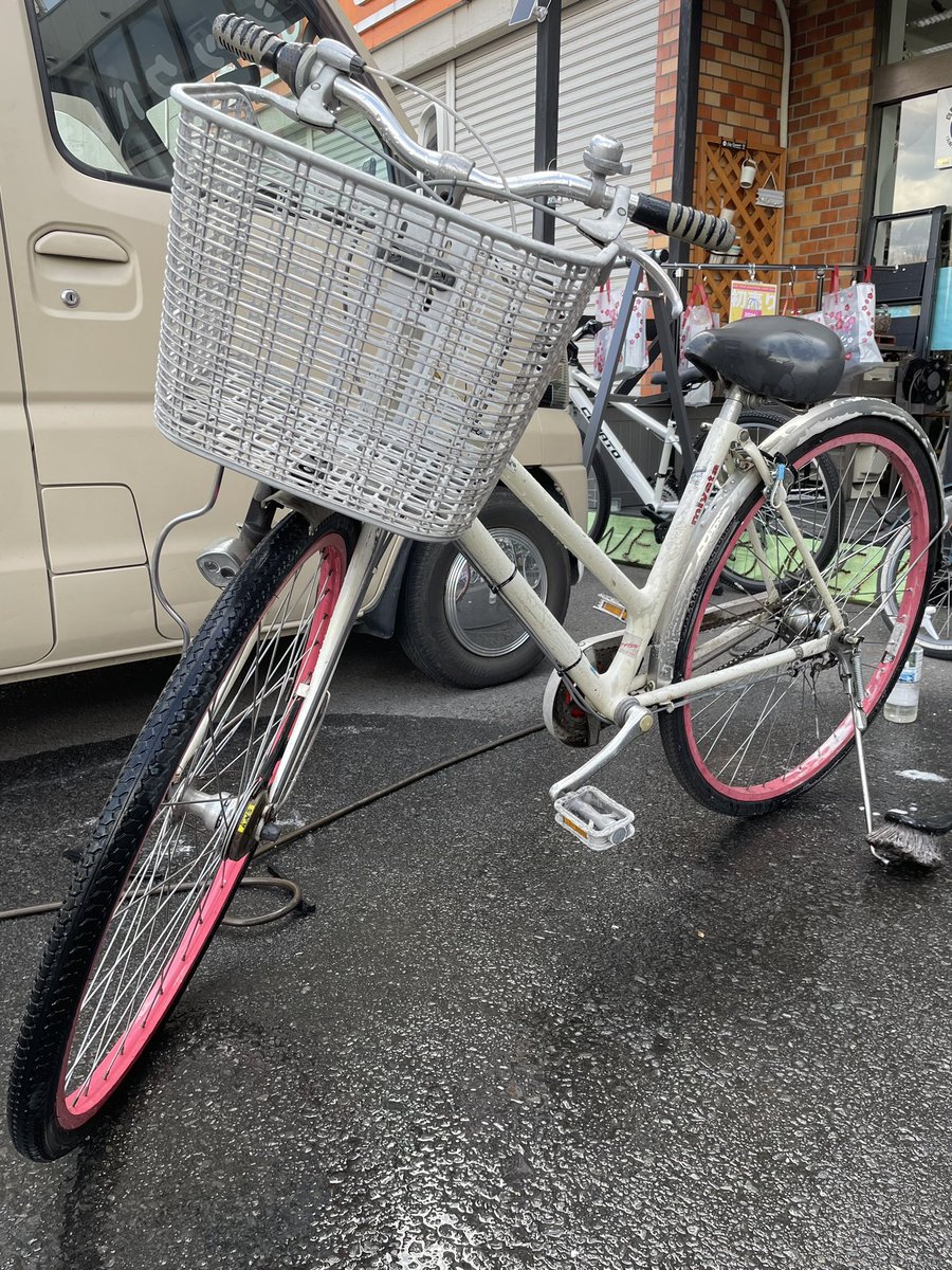 kenchan_cycle's tweet image. こちらの自転車、何年乗っているか覚えてないとの事ですが大事にされてきたのが伝わります🚲

お客様宅から一度店頭に引き上げて丁寧に洗車🧼

とても喜んでいただけました☺️

苦楽を共にしてきた愛車だからこそ綺麗になった時の感動もひとしおですね😌

#洗車
#MIYATA
#じてんしゃ屋KENchan