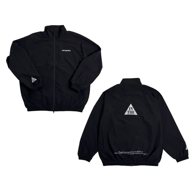 ◤◢◤ 『攻殻機動隊展 Ghost and the Shell』◢◤◢ OFFICIAL GOODS SELECTION⑤ ①ポリエステルジャージトップス01 1995年に公開された押井守監督によるアニメ映画「GHOST IN THE SHELL / 攻殻機動隊」のロゴをシンブルにあしらい、ソリッドな印象に仕上げた。