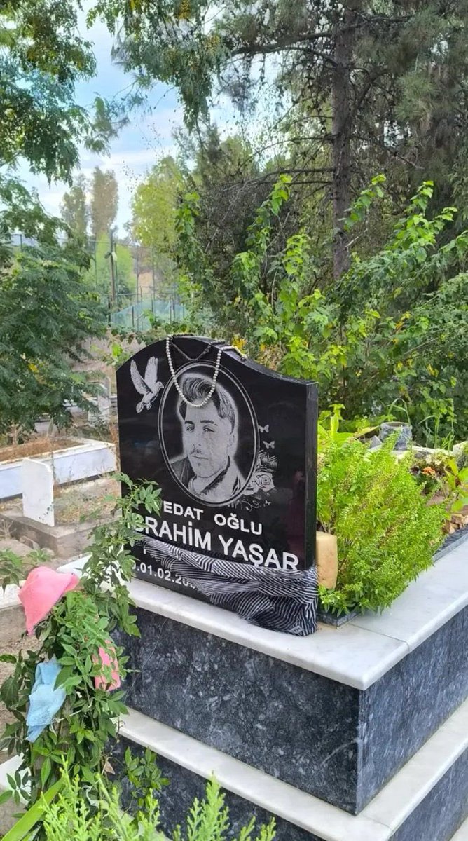 Vedat Yaşar, öldürülen oğlu için sesini duyurmak istiyor:

“Oğlum İbrahim Yaşar 19 yaşındaydı. Mersin’den Hatay’a çalışmak için gitti, 1 hafta olmamışken canice katledildi.

İbrahim uyurken benzin döküp konteyneri yakmışlar. Adalet istiyoruz, daha iddianamesi hazırlanmadı.”