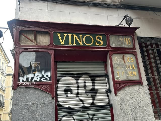 ConoceOtroMad's tweet image. Reconvertido en pub desde hace bastante tiempo. En la calle de La Palma nos encontramos con un local centenario que sigue manteniendo su bello rótulo con cristales grabados en ácido, el antiguo color rojo típico en las tabernas o la procedencia de los vinos que se servían.