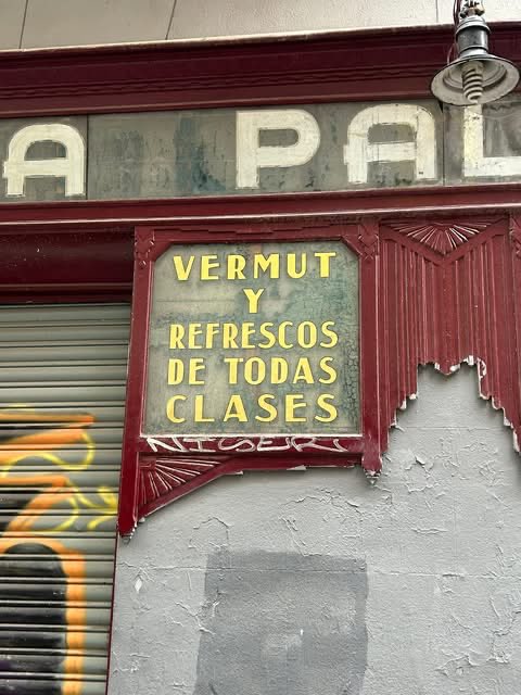 ConoceOtroMad's tweet image. Reconvertido en pub desde hace bastante tiempo. En la calle de La Palma nos encontramos con un local centenario que sigue manteniendo su bello rótulo con cristales grabados en ácido, el antiguo color rojo típico en las tabernas o la procedencia de los vinos que se servían.