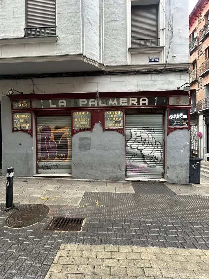 ConoceOtroMad's tweet image. Reconvertido en pub desde hace bastante tiempo. En la calle de La Palma nos encontramos con un local centenario que sigue manteniendo su bello rótulo con cristales grabados en ácido, el antiguo color rojo típico en las tabernas o la procedencia de los vinos que se servían.