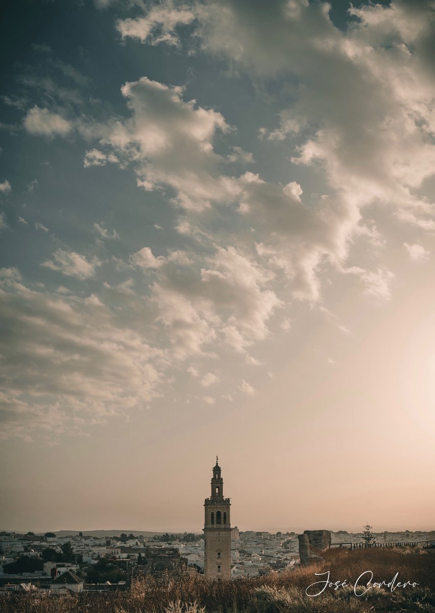 Aquí donde las calles cuentan historias, cada amanecer tiene sabor propio y la gente le da alma a cada rincón, me siento orgulloso de llamar a este lugar mi hogar.

@josecorderophoto 
<a href="/pehyellow/">Jose Cordero</a> 

#lebrija #paisaje #andalucia #landscape #landscapephotography