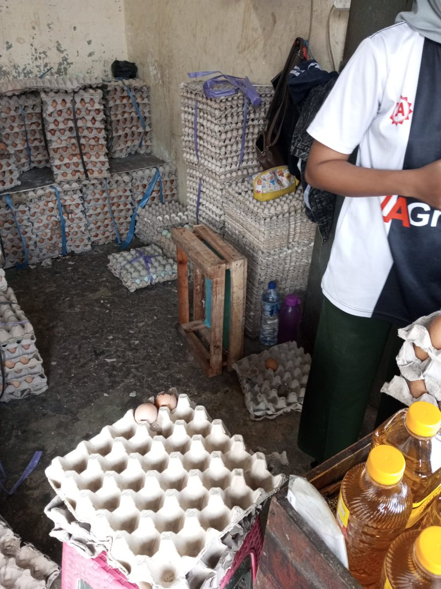 aku: mas, tolong beliin puyuh 2 bungkus. satune 5ribu isi 10 nanti
mas: oke

lama banget gak sampai sampai
dateng-dateng bawa telur puyuh mentah setengah kilo

mas: ini murah, setengah kilo 14500 (dengan mode cengengesan)

ini setelan bapak bapak emang gini semua apa ya