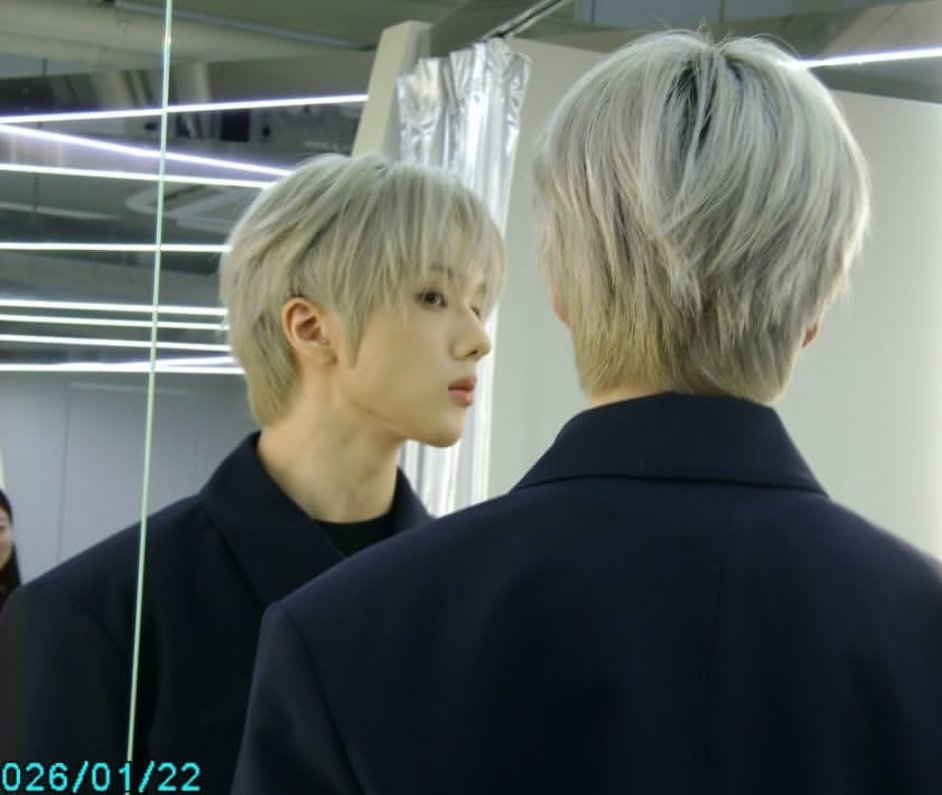 FashionistD's tweet image. Paris is shining because of our beloved #JISUNG 🤩