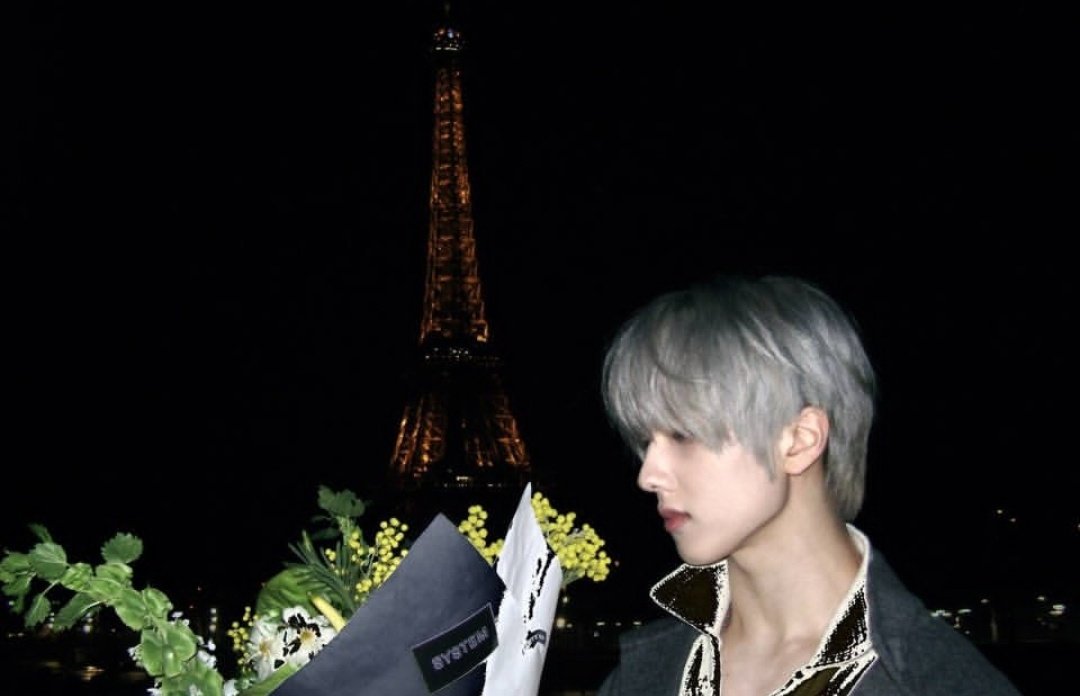 FashionistD's tweet image. Paris is shining because of our beloved #JISUNG 🤩