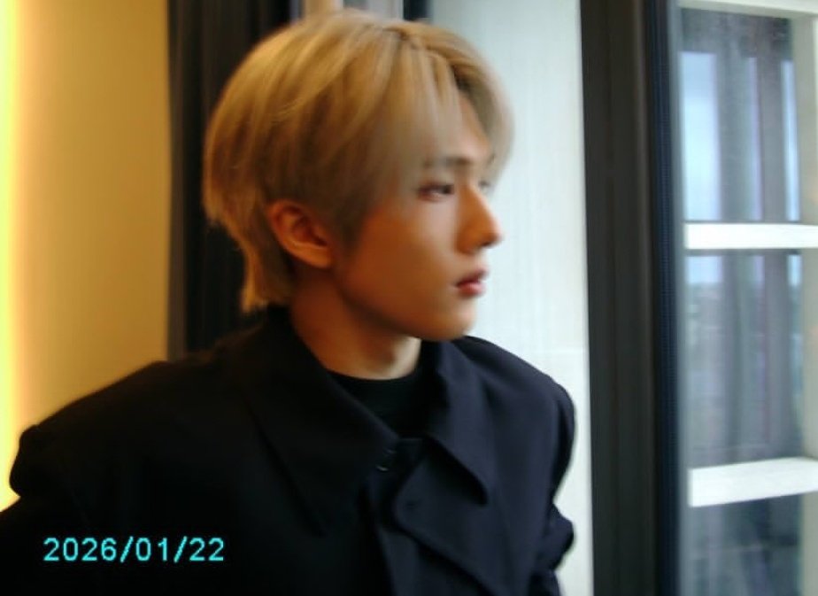 FashionistD's tweet image. Paris is shining because of our beloved #JISUNG 🤩