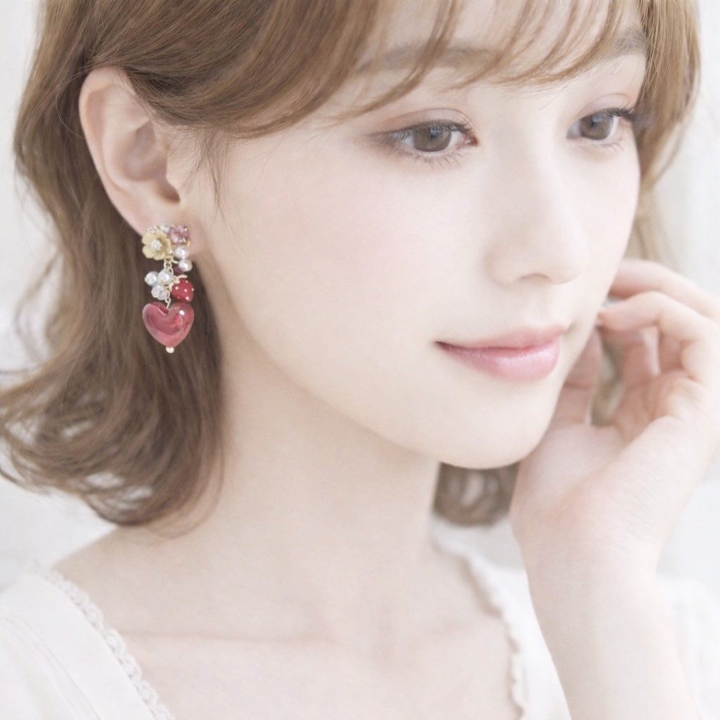 本日の新作✨
バレンタインコーデにぴったり😍
モチーフのお花は、レッドがミルクチョコ、ピンクがホワイトチョコのイメージです♡
minneで販売中✨

minne.com/@aikokoro

#minne #バレンタイン