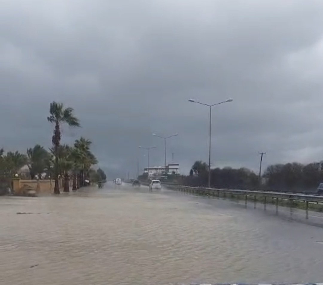 kktcpgm's tweet photo. SÜRÜCÜLERİN DİKKATİNE
Sağanak yağış nedeniyle oluşan su taşkını nedeniyle Güzelyurt - Lefkoşa Anayolunun Gece Kulüpleri bölgesinde yol içerisine biriken sular nedeniyle, Güzelyurt'tan Lefkoşa yönüne gelişte Türkeli Kavşağından itibaren yolun sol şeridi trafik akışına kapatıdı https://t.co/UOhBgmal6g