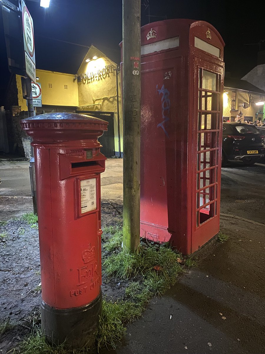 westcountrybird's tweet image. Good morning Twitter chums. Happy #PostboxSaturday to you all. 
In Caerleon with bonus #Phonebox too.