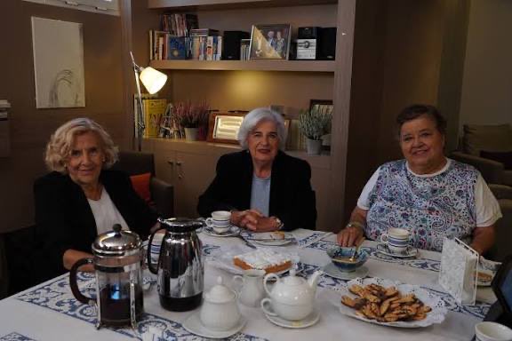 #AbogadosDeAtocha 

En nuestra memoria siempre 

Hoy sabemos más de la importancia de estas tres mujeres en el despacho, en el que Cristina Almeida era la jefa, que eso nunca se recordaba 

Manuela Carmena, Paquita Saavedra y Cristina Almeida. Orgullosa de estas mujeres