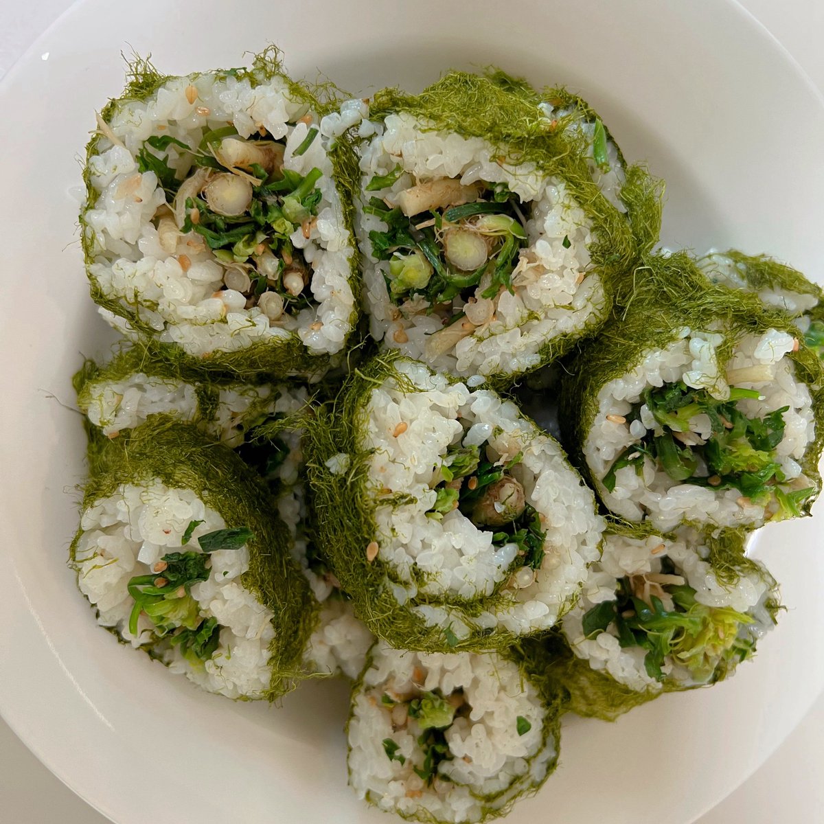 pilsim_'s tweet image. 냉이김태김밥과 오징어초무침 궁합 👍🏼