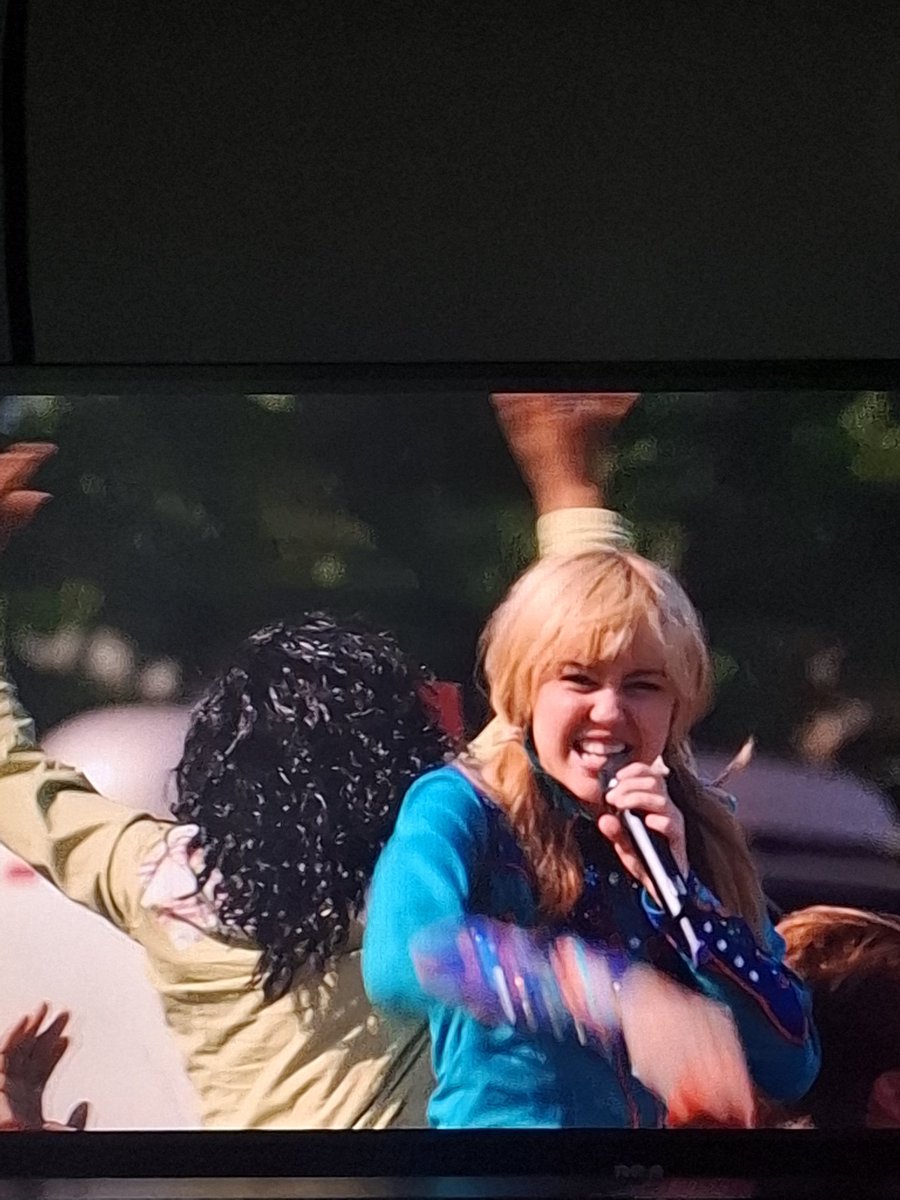 Daisy_Ores's tweet photo. Viéndo la película de Hannah Montana a las 2:25 am 🥰♥️ https://t.co/aJ1EMeTTgx