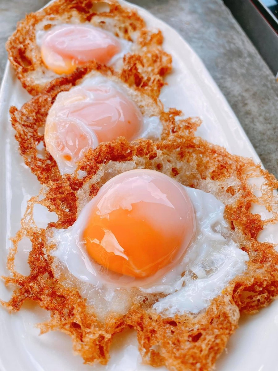 ไข่แดงไม่สุก ไข่ขาวกรอบๆเท่านั้นครับ แม็กกี้ฝาแดงคอมโบ สุดยอด