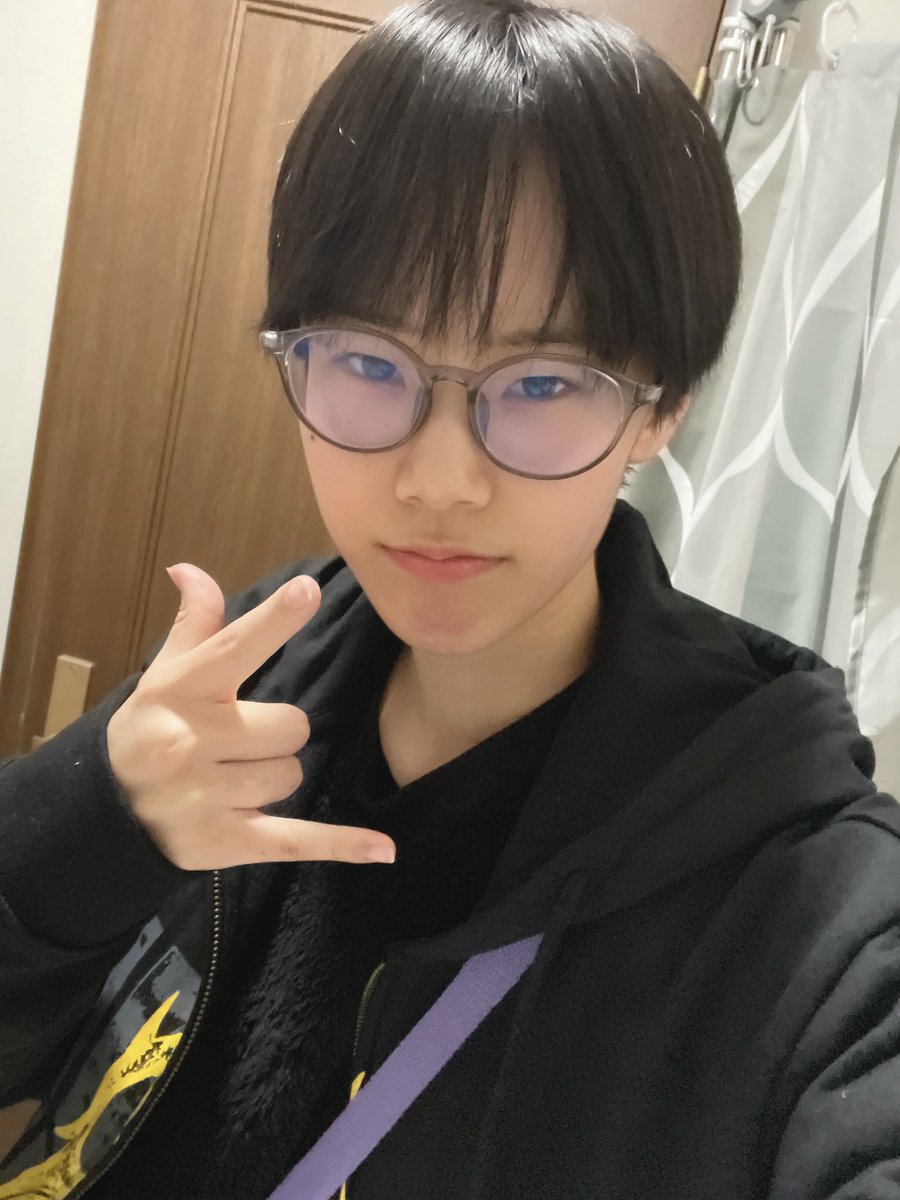 ラーメン屋行くから早速着ていくぞ〜！ほぼパーカーの写るべきところが