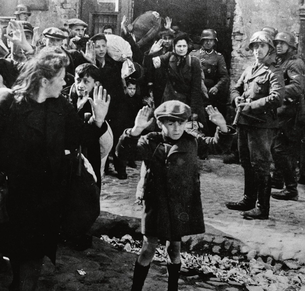 ErnestoEkaizer's tweet image. La foto del arresto del niño de Minneapolis en enero de 2026 recuerda al niño del gueto de Varsovia detenido por los nazis en abril de 1943.