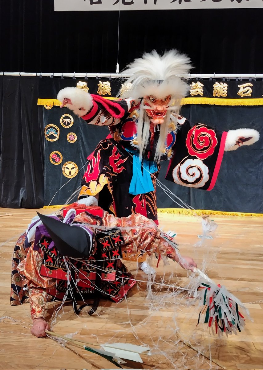 botannabe1994's tweet photo. 1/24、文京シビックホールで石見神楽東京社中さんの公演。まずは「頼政」。猿の投げたさしみ醤油キャラメルがデコ直撃😂今すぐメジャー入りすることをおすすめする🥲 https://t.co/EHxJ3DLKqo