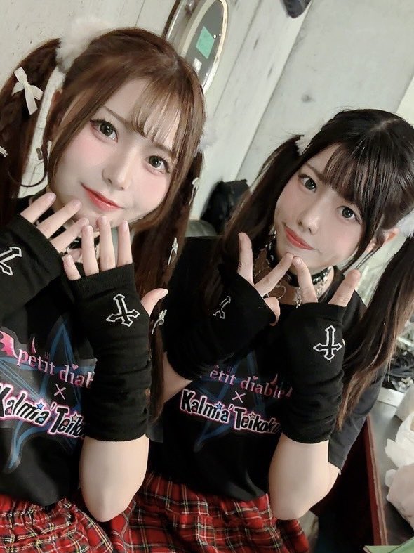 666rarai's tweet photo. オープンしました🎤
Tシャツ可愛いでしょ？😘🩷
ぷちでぃあ帝国🙋‍♀️
今日はロックな夜にしましょ⭐️
サイバーで待ってるね🎸✨ https://t.co/Tvf7hKHvFS