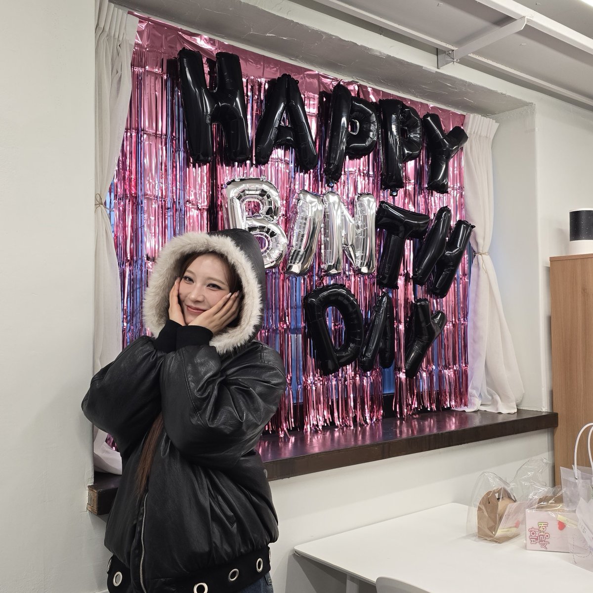 HAPPY_BINTH_DAY's tweet image. 이럴수가
수아님이 생카 방문해주셨어요😍
미니 팬미팅 현장이었던💜💜💜
와줘서 고마워요 수아님😆😆😆
럭드 3등 당첨🍀🍀🍀
#문수아 #문빈 #문남매