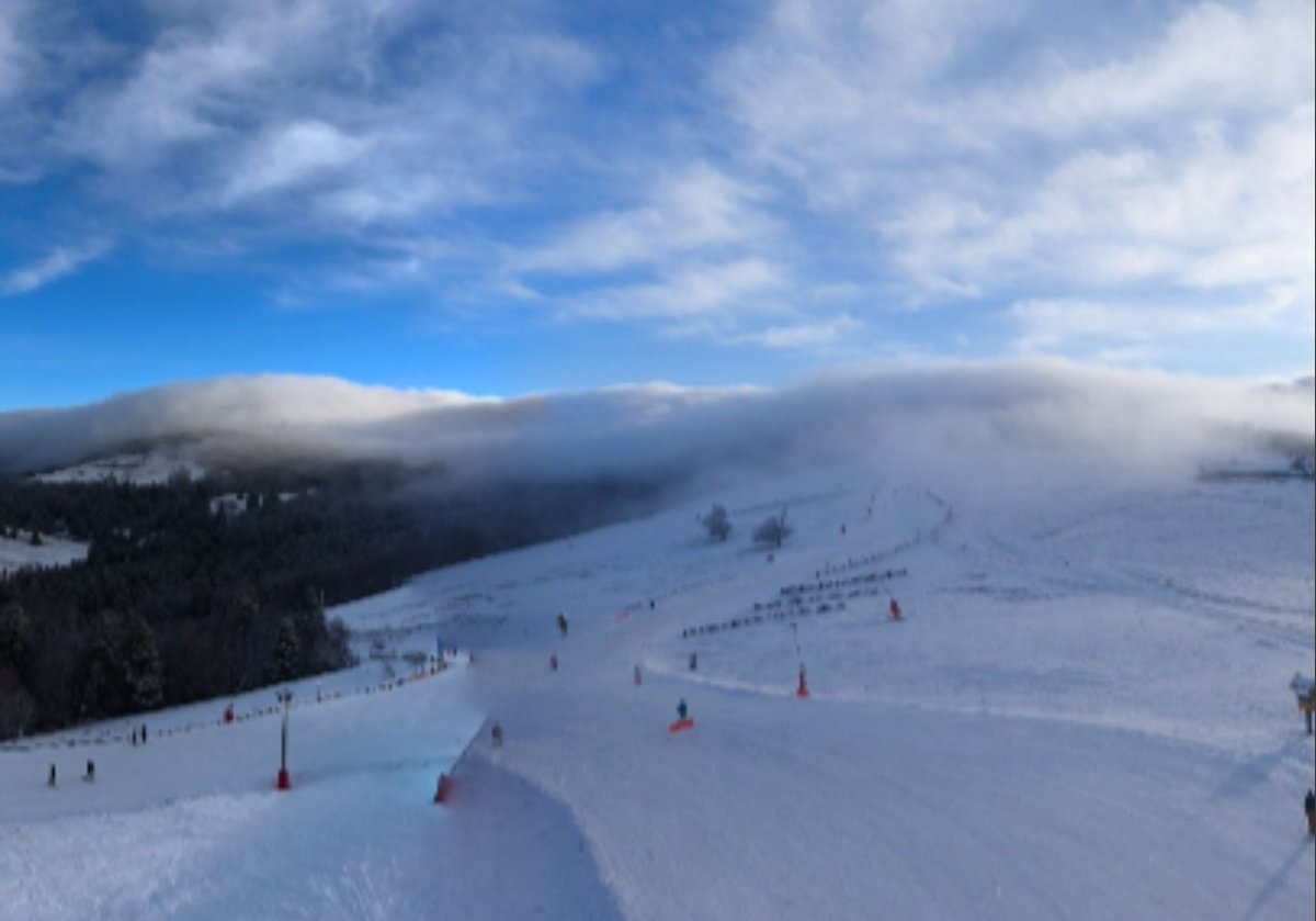 EdithPY2's tweet photo. Le Hohneck sous les nuages vu depuis  l'arrivée du télésiège Vologne Express #LaBresse  Webcam Labellemontagne #HautesVosges https://t.co/XBuzGiyB5J