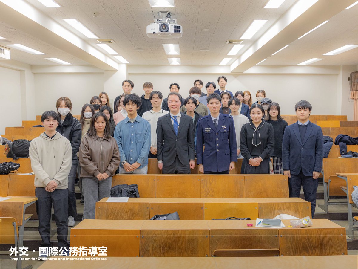 agu_fdio's tweet photo. 外交・国際公務指導室では、1月15日に航空自衛隊 宇宙作戦群 第１宇宙作戦隊 ２等空尉 長﨑航太様ほか防衛省・自衛隊関係者にお越しいただき、国家安全保障戦略や安保３文書、宇宙領域における自衛隊の取り組み等についての講演を行なっていただきました。 https://t.co/sZhFadzFLz