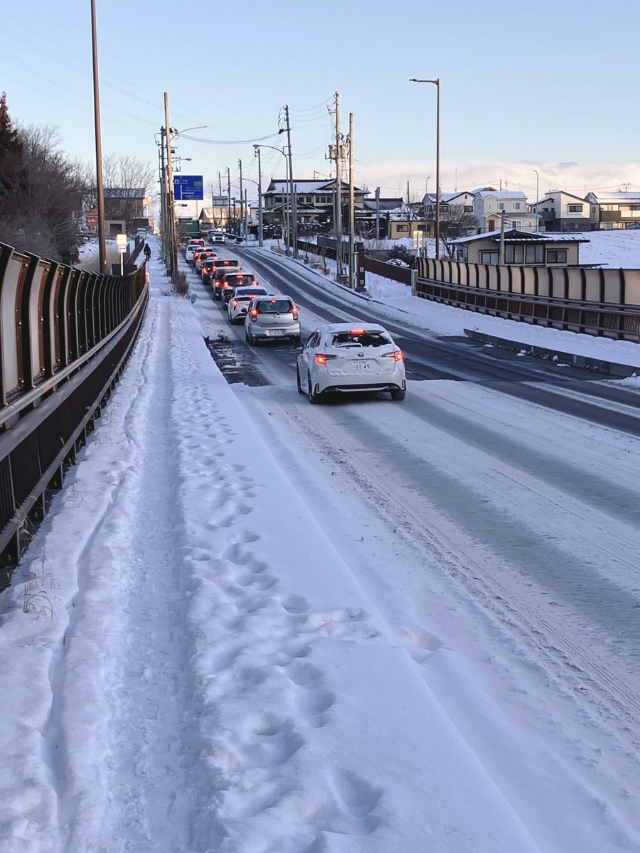 lifefoot_'s tweet photo. 昨日の朝の道路状況

この地点から田面木の交差点まで、約1.5キロの道に車がずっと並んでいて渋滞してました
気温が低い日がまだまだ続き路面の雪がなかな溶けなさそうだから、来週も同じ感じになりそうかな？ https://t.co/oaSgEVIXx4