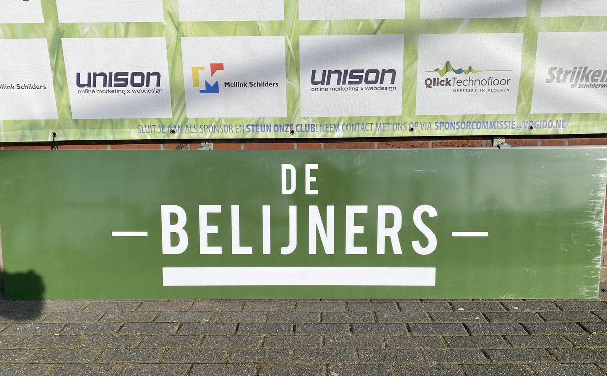Een nieuw #reclamebord voor <a href="/RKSVVogido/">RKSV Vogido</a> uit Enschede. @debelijners heeft nu een dubbelzijdig bord langs het hoofdveld #sponsor #boarding