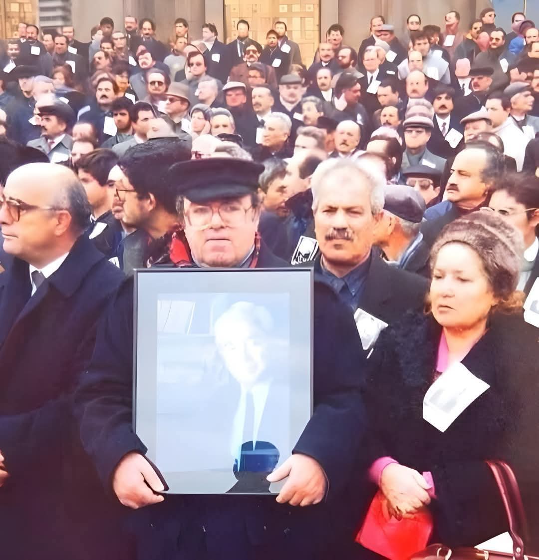 "Eğilemediği için kırılan
Tüm doğrulara selam olsun..."
#UğurMumcu