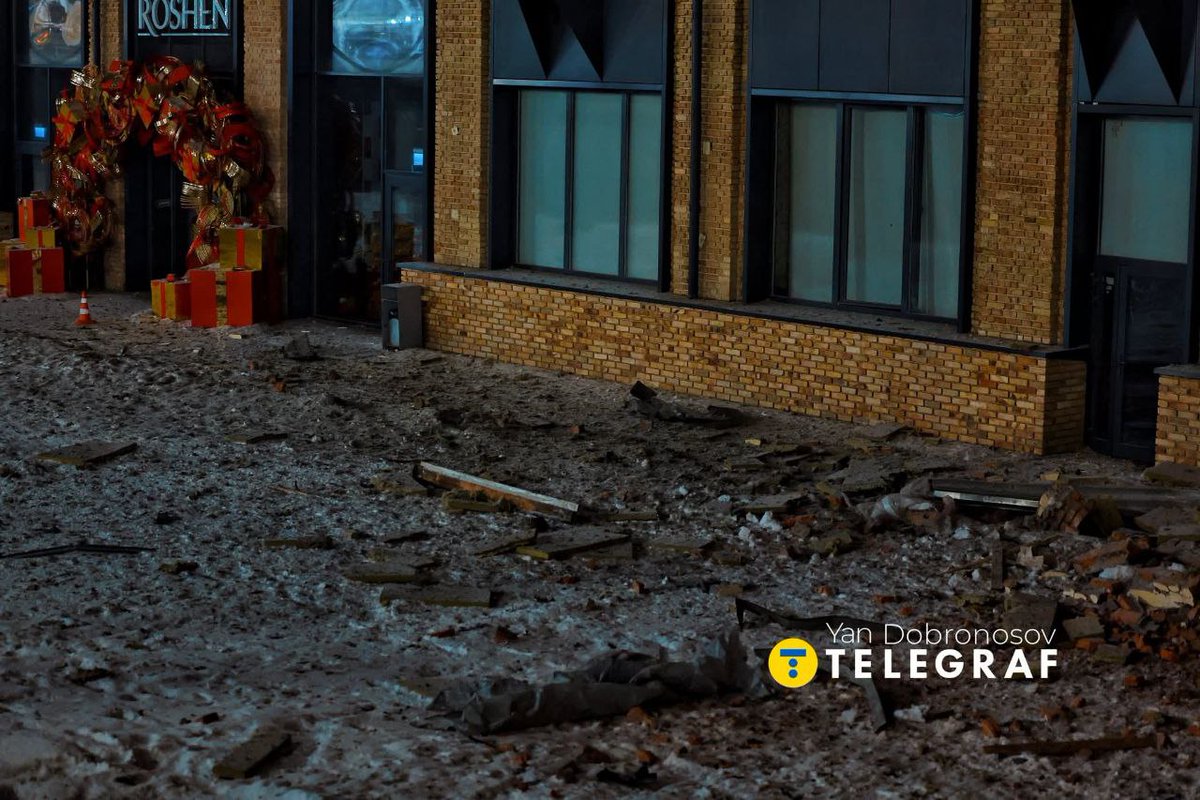 dmitry_gordon's tweet image. ❗️Через атаку РФ на Київ є руйнування на фабриці Roshen. Загинула 48-річна жінка

gordonua.com/ukr/news/war/c…

#Київ #рошен #Roshen