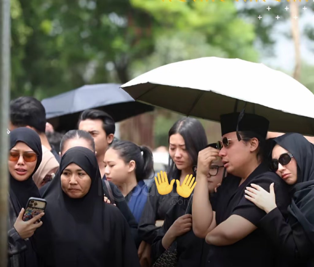 dari sekian banyaknya selebgram yang datang ke pemakaman lula, aku cuma salfok sama wendy walters. mimik muka nya gabisa bohong, kalau wendy juga merasa kehilangan🥺