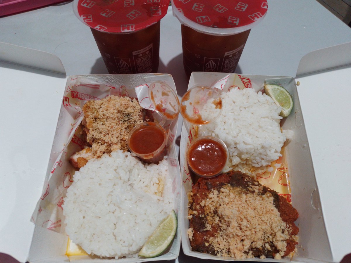 Gara-gara liat A Juju makan Ayam Soto Jeniper aku jadi ikutan beli lagi, padahal kemarin baru aja makan ini 😋 Jujur rasanya enak bikin nagih😭