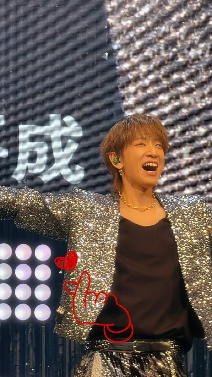maxkk_aami's tweet photo. CHOI集会きてます✨
とにかく小山くんが
カッコよすぎてやばい(；；)
ほんでなんでそんな
毛穴ないんかな？(；；)
もう大好きな曲たくさんで感無量😭
(何度も画面に抜かれてたらしくてはずすぎ、、、ガチで踊りすぎました🤦🏼‍♀️）
#CHOI集会
#CHOIYAMAズッ友 https://t.co/JPTrsZ8ohR