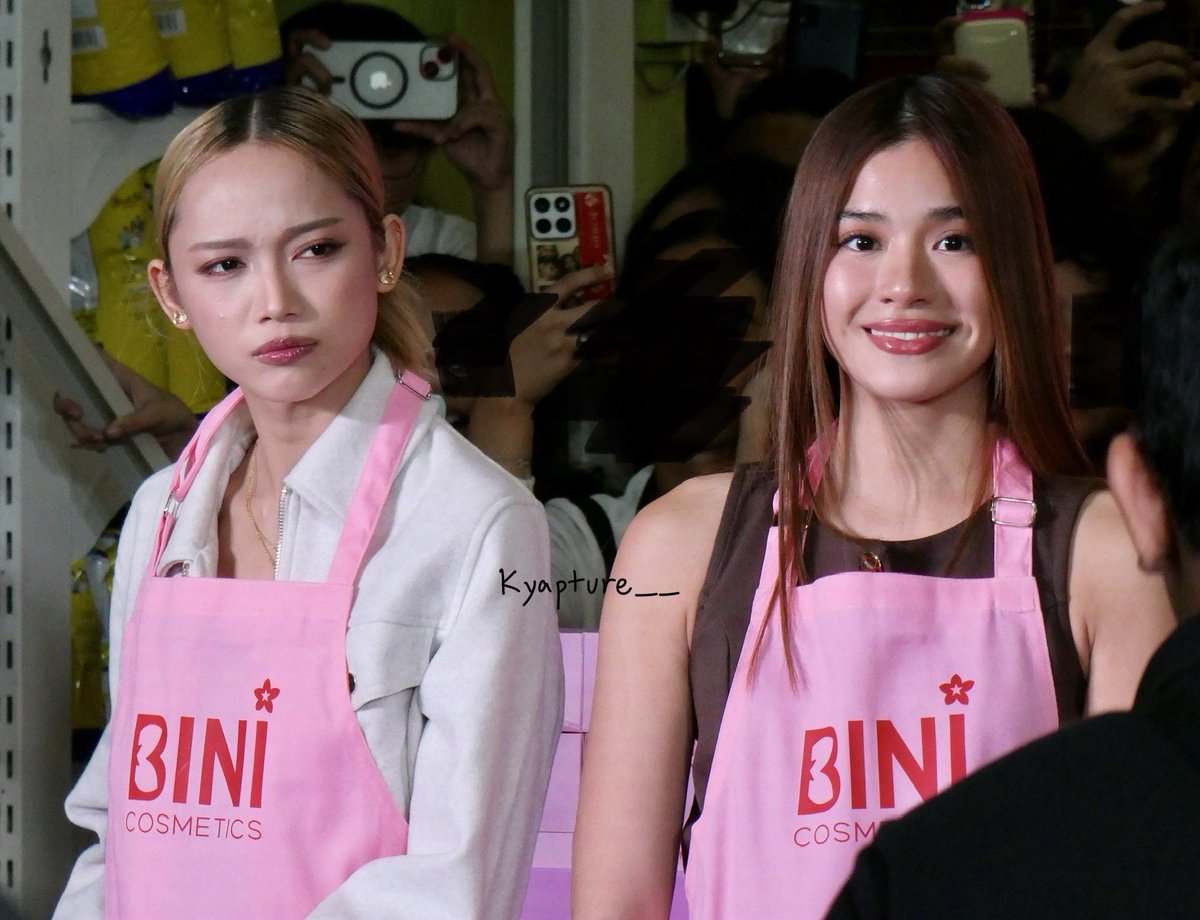 KYapture__'s tweet image. Gwennyboo: 🤨
Aiahkins: 😃

New meme? 😭

#PuregoldXBINICosmetics 
#BeEveryBINI #BINI @BINI_ph