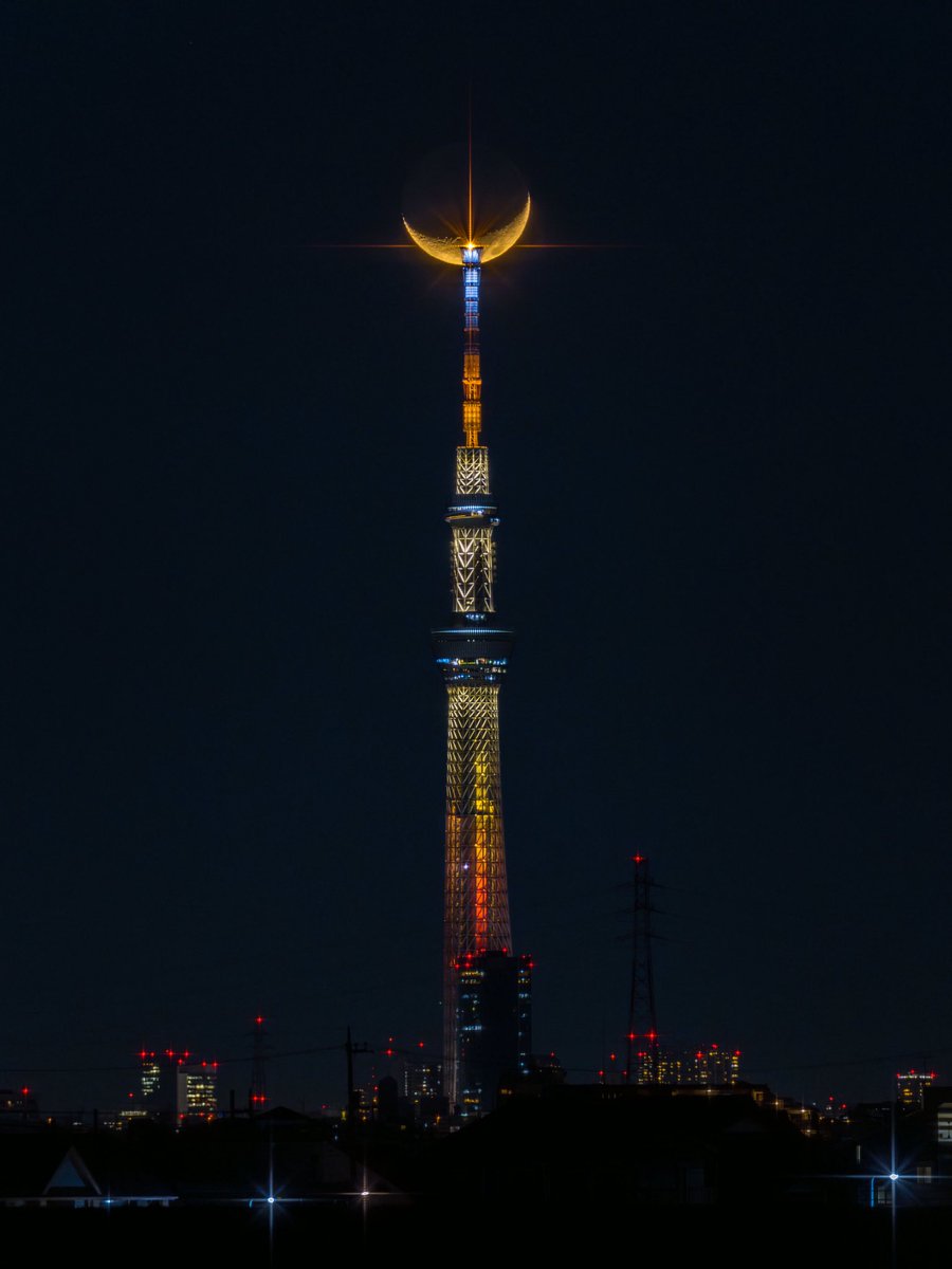 昨晩スカイツリーと月が重なりました