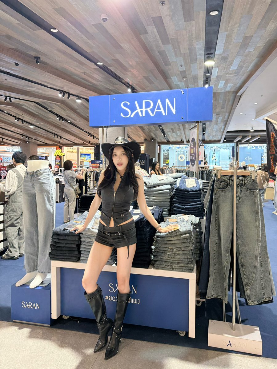 Saranjeans มาเปิดบูทที่เดอะมอลล์งามวงศ์วานแล้วค่า ช้อปครบ 4,000.- บาท* รับสิทธิ์จับลูกบอลชิงรางวัลสุดเท่ทันที!

📅 22 - 28 มกราคม 2569 นี้

🛒 มาช้อปให้สุด แล้วไปรับความเท่จาก Royal Enfield กัน!

#saranjeans 
#ยีนส์saran 
#RoyalEnfieldThailand #TheMallLifestoreNgamwongwan