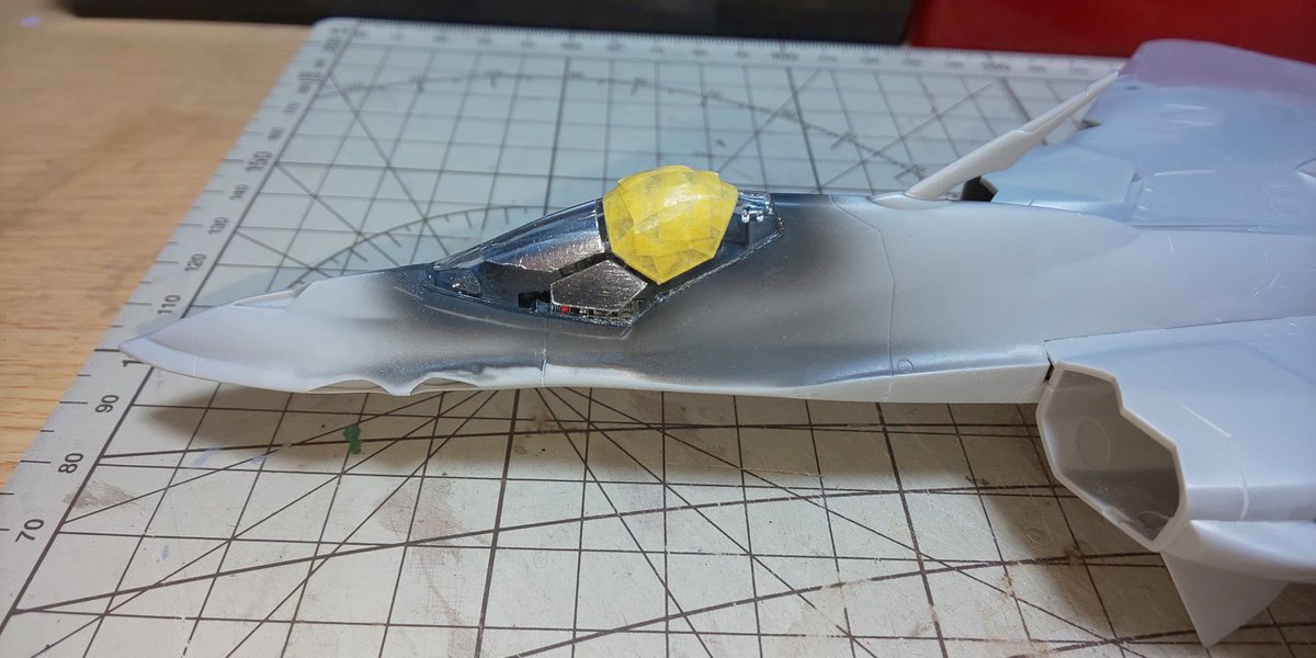 rianPSO2's tweet image. キャノピーのマスキングと取り付け完了だっぴ～ヽ(・∀・)ノ
マステの上にゾルを塗って補強もやったっぴ🐸
これで塗装に入れるっぴ～🐤