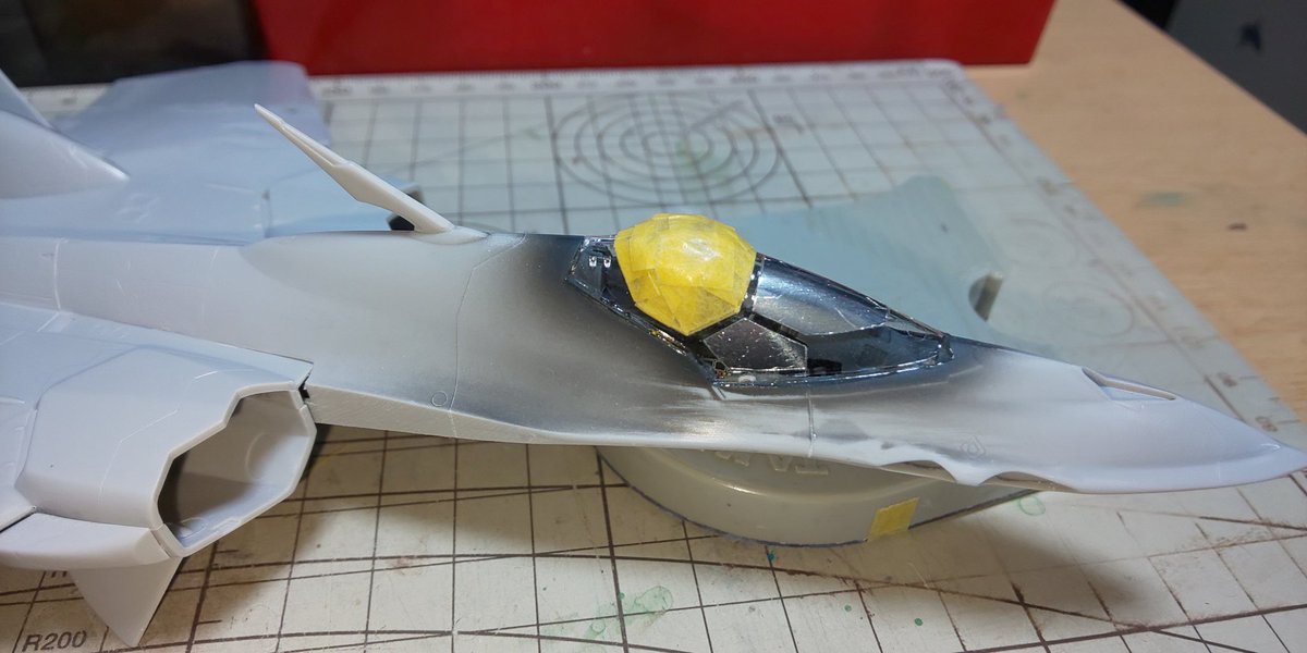 rianPSO2's tweet image. キャノピーのマスキングと取り付け完了だっぴ～ヽ(・∀・)ノ
マステの上にゾルを塗って補強もやったっぴ🐸
これで塗装に入れるっぴ～🐤