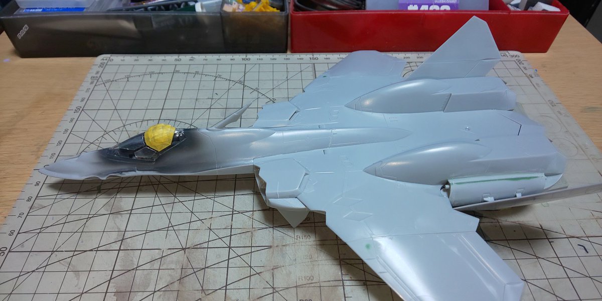 rianPSO2's tweet image. キャノピーのマスキングと取り付け完了だっぴ～ヽ(・∀・)ノ
マステの上にゾルを塗って補強もやったっぴ🐸
これで塗装に入れるっぴ～🐤