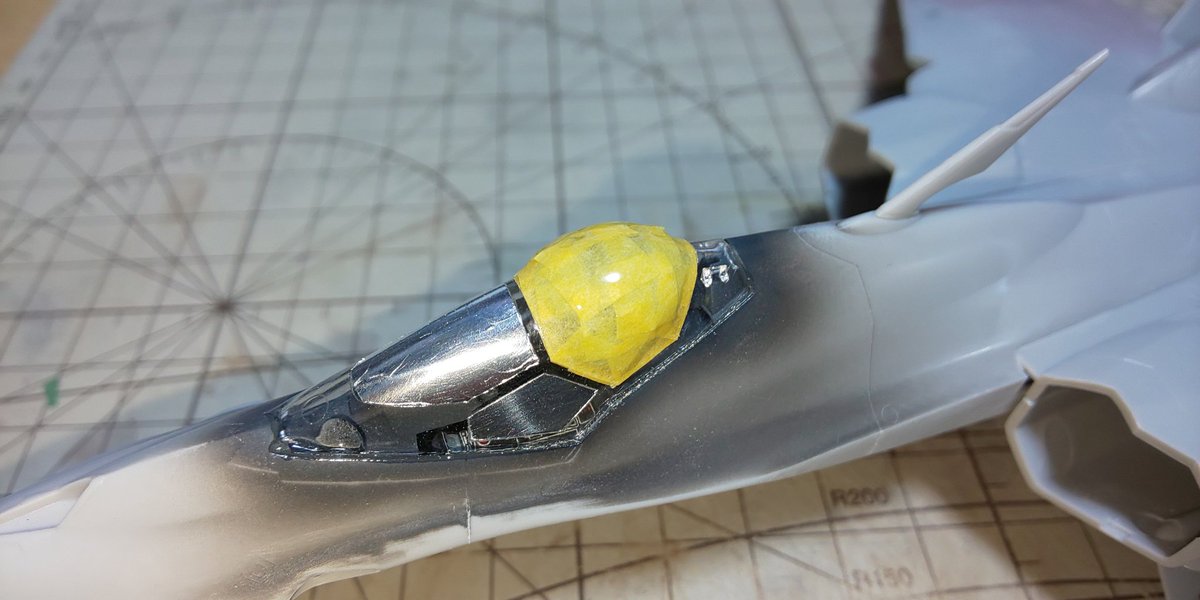 rianPSO2's tweet image. キャノピーのマスキングと取り付け完了だっぴ～ヽ(・∀・)ノ
マステの上にゾルを塗って補強もやったっぴ🐸
これで塗装に入れるっぴ～🐤