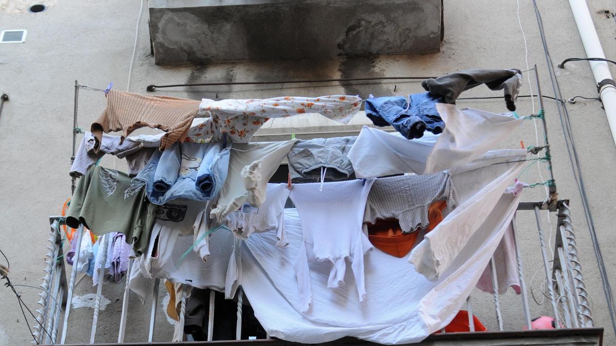 La roba estesa al balcó fa pobre. I la pobresa fa lleig. tort-i-dret.blogspot.com/2026/01/la-rob…