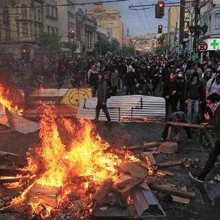 marapoquindo3's tweet image. Justicia y Protocolos.
El Tribunal Oral en lo Penal de Valparaíso absolvió de manera unánime al Mayor de Carabineros Ariel Valenzuela. El fallo es contundente: se determinó que el uso de la escopeta antidisturbios se ajustó a los protocolos y a la normativa vigente durante el…