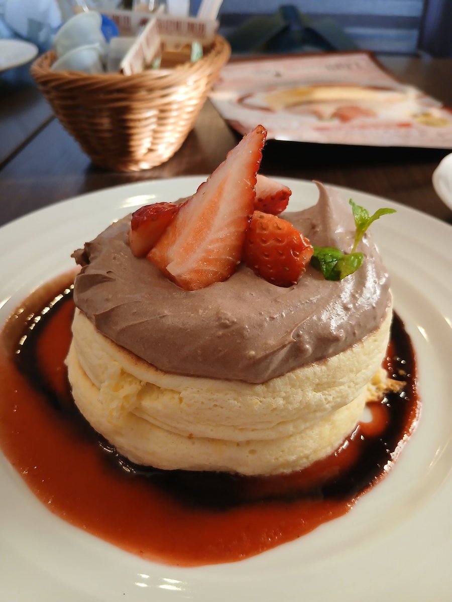 ms0301's tweet photo. 高倉町珈琲のリコッタパンケーキ😄
苺とチョコレートクリームのリコッタパンケーキ、ジャストサイズ😉
期間数量限定😋

美味しかった😃

#高倉町珈琲
#苺とチョコレートクリームのリコッタパンケーキ
#リコッタパンケーキ https://t.co/hTd5XKOAar