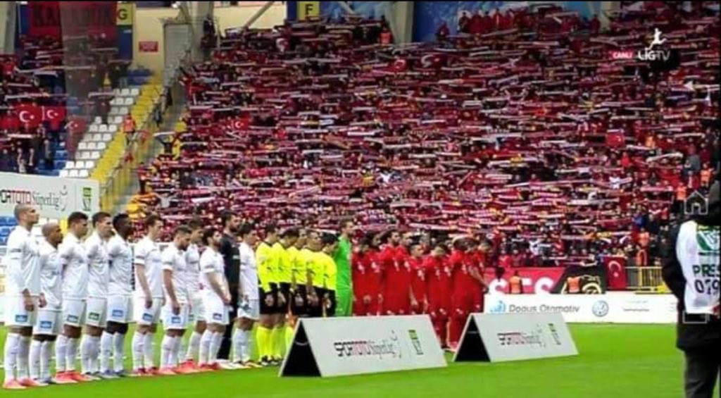 2015/16 sezonundan 4 tane Eskişehirspor tribünleri
1. Bursa maçı maç öncesi 18. sıradasın ligin en dibindesin!
2. 33.hafta başakşehir maçı kaybettiğin an matematiksel değil ama düşüyosun(kaybettik).
3. 12 hafta sonunda sadece 4 puanla gittiğin konya dep.
4.fotoyu anlatmaya gerek?