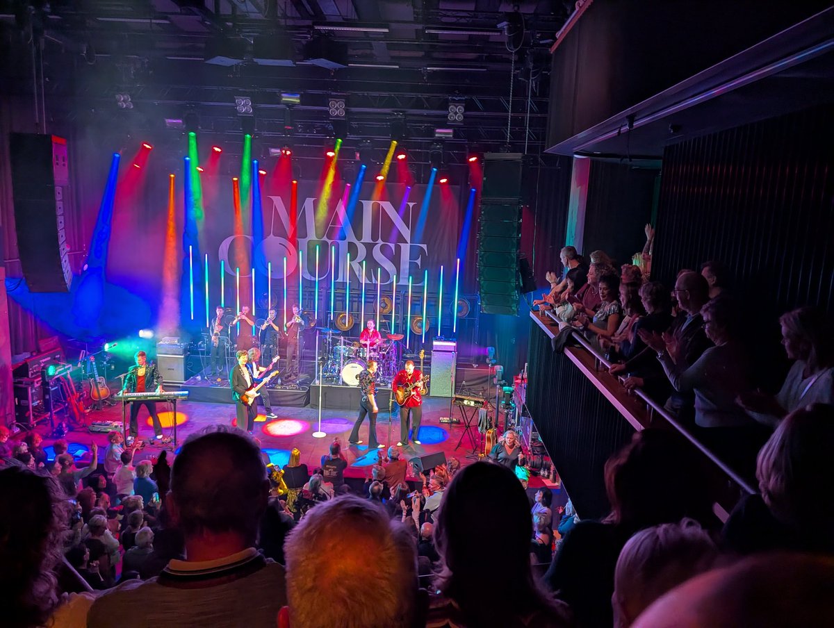 Was gister naar Main Course in Leiden. Tof optreden, groot feest. Nu was ik met 50 een van de jongsten, maar wat me opviel: niet of nauwelijks telefoons. Gewoon plezier. Dit was mijn enige fotomoment, omdat het me opviel 🫣