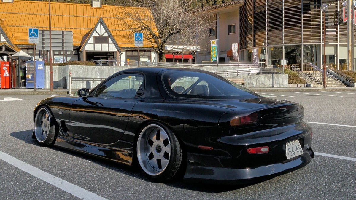 #純正テール倶楽部
仕様にもよるんだろけどRX-7なら個人的には純正が一番好きです。